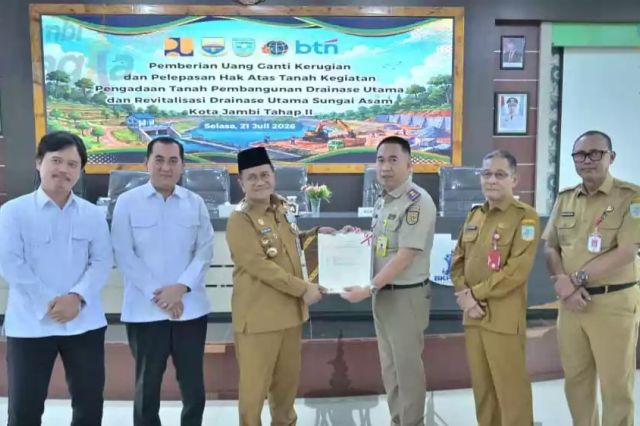 Gerak Cepat Atasi Banjir: Wali Kota Maulana Serahkan Uang Ganti Rugi Lahan Rp33 Miliar