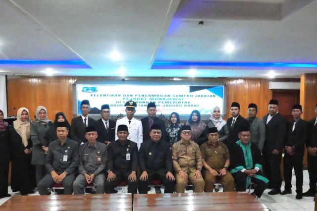 Lantik 16 Pejabat Baru: Pemkab Tanjab Barat Genjot Kinerja Pelayanan Publik