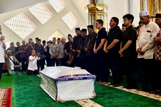 Disalatkan di Masjid Tsamaratul Insan: Jenazah HA Bakri Dimakamkan di Sungai Gelam