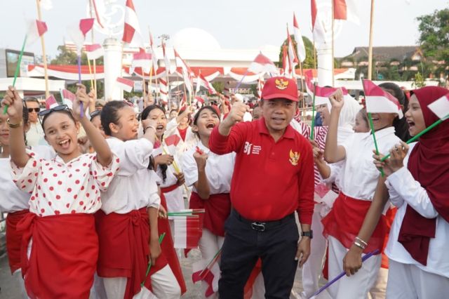 Gubernur Al Haris Bersama Warga Meriahkan 'Gebyar Mahardika': 10.000 Bendera Merah Putih Hiasi Gentala Arasy