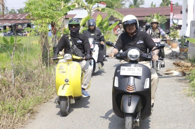 Bupati Anwar Sadat Blusukan Naik Vespa Bagikan Sembako Sambut HUT RI: Sapa Warga dari Lorong ke Lorong