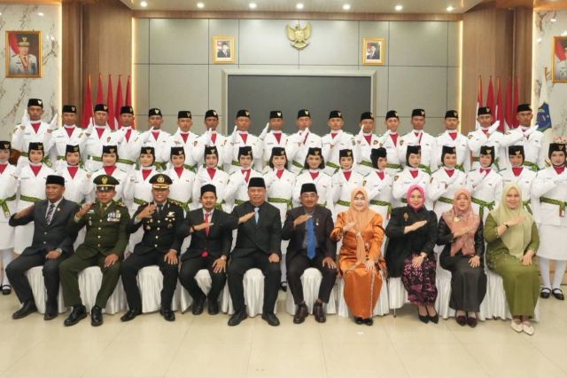 Bupati Anwar Sadat Kukuhkan 45 Anggota Paskibraka Tanjab Barat 2026: Siap Kibarkan Merah Putih