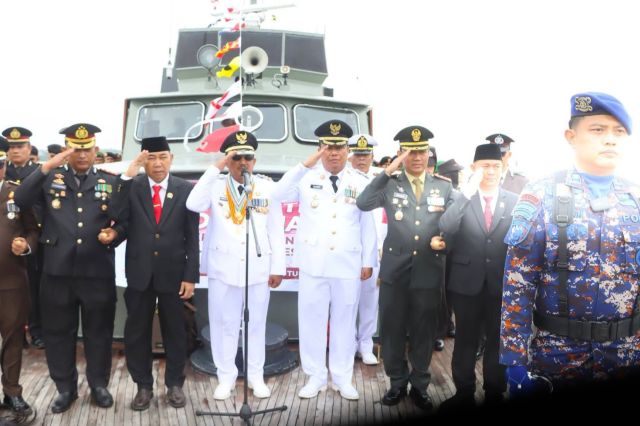 Tabur Bunga di Sungai Pengabuan: Bupati Anwar Sadat Salurkan Sembako untuk Nelayan