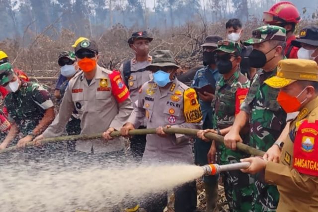 Gubernur Al Haris dan Pangdam XX/TIB Kepung Titik Api: 86 Hektare Lahan Gambut Tanjabtim Diguyur Pendinginan Ekstrem