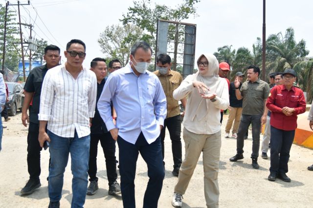 Berkat Gigih Menagih Aspirasi: Bupati Dillah Bawa Rp90 Miliar untuk Perbaikan Jalan Tanjab Timur