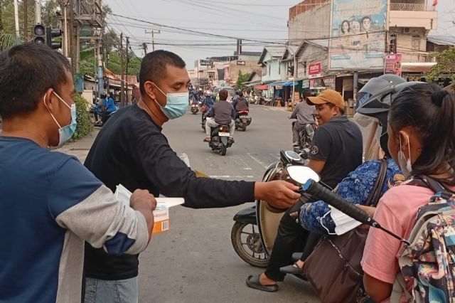 Jurnalis Tanjab Barat Salurkan Masker dan Vitamin Bantuan Karang Taruna untuk Warga Kuala Tungkal