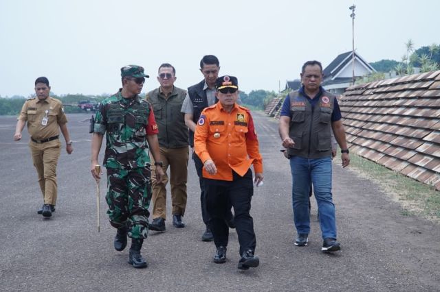 Gubernur Al Haris dan Danrem 042/Gapu Pantau Karhutla Tanjabtim dari Udara: Ungkap Tantangan Medan Gambut