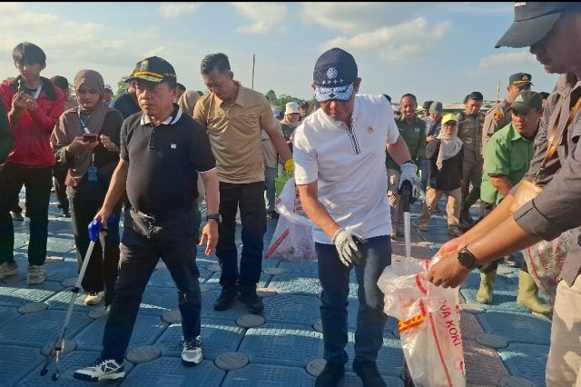 Menteri LH, Gubernur Al Haris dan Walikota Turun Langsung Gotong Royong Bersihkan Danau Sipin