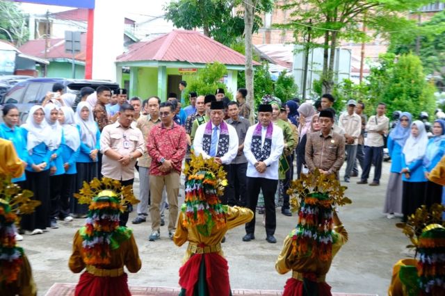 Wagub Abdullah Sani Salurkan Bantuan Dumisake Pendidikan untuk 503 Siswa di Tanjab Barat