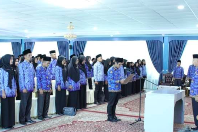 Tingkatkan Kualitas Pendidikan, Bupati Adirozal Lantik dan Ambil Sumpah 212 Guru