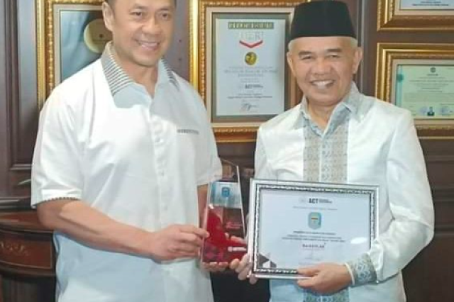 Bupati Adirozal Terima Penghargaan Ber-AKHLAK Tahun 2022 dari KemenPAN RB