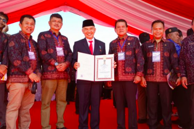 Bupati Adirozal Terima Penghargaan Satya Lancana Wira Karya dari Presiden Joko Widodo