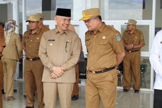 Bupati Adirozal Berikan Piagam Penghargaan Kepada Bumdesma dan PNPM