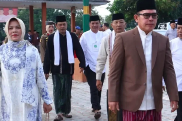 Ahmadi Shalat Idul Fitri Bersama Warga di Lapangan Merdeka Kota Sungai Penuh