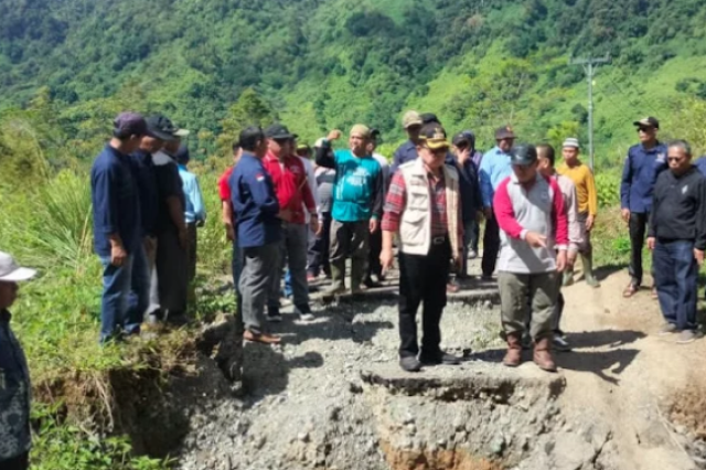 Ahmadi Tinjau Jalan Rusak di Kecamatan Kumun Debai