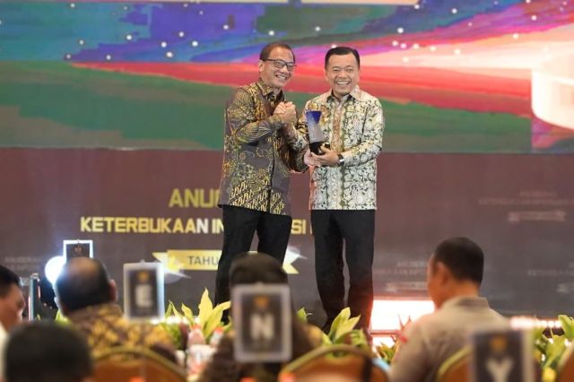 Gubernur Al Haris Terima Anugerah Keterbukaan Informasi Publik 2025