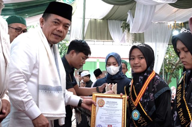Gubernur Al Haris Berikan Hadiah Umroh Santri Hafidz 30 Juz Ponpes Nurul Jadid Singkut