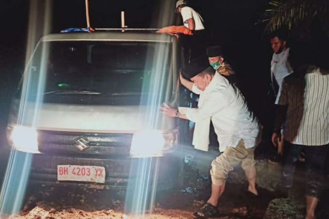 Lihat Kondisi Masyarakat, Al Haris Lalui Jalan Berlumpur dan Ikut Dorong Mobil
