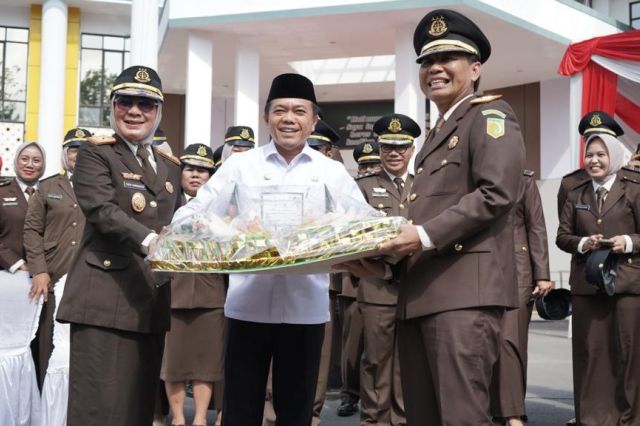 Bawa Tumpeng di HBA ke 63, Gubernur Al Haris: Kejaksaan Banyak Berkontribusi untuk Jambi