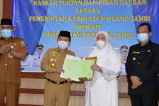 Gubernur Al Haris Terima Hibah Tanah untuk Sport Center