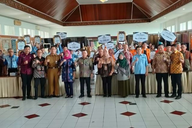 Gubernur Al Haris Berikan Penghargaan kepada Pemenang Lomba Inovasi Daerah