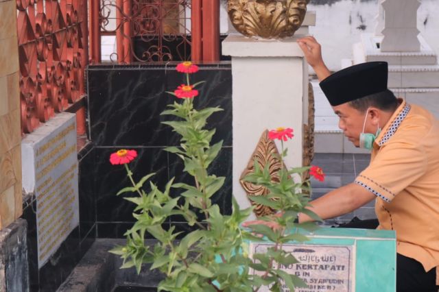 Kunjungi Makam Raja Jambi, Al Haris Ajak Masyarakat Kenang Jasa Pahlawan