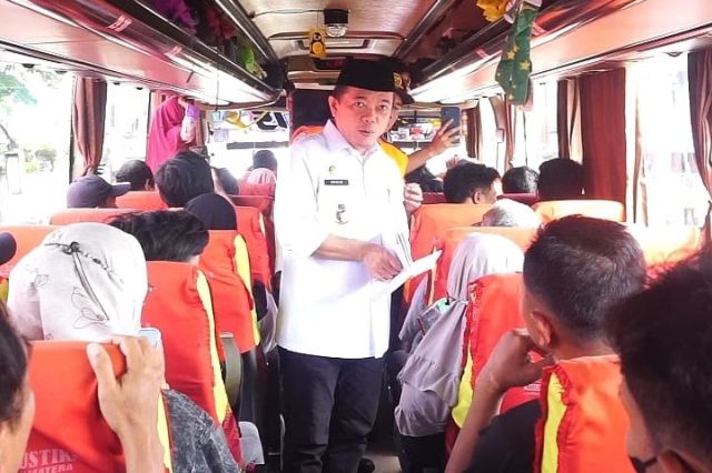 Gubernur Al Haris Lepas Keberangkatan Mudik Gratis untuk Warga dan Mahasiswa Jambi di Perantauan