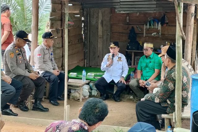 Gubernur Al Haris Dialog dengan Petani saat Panen Cabai di Tidar Kuranji