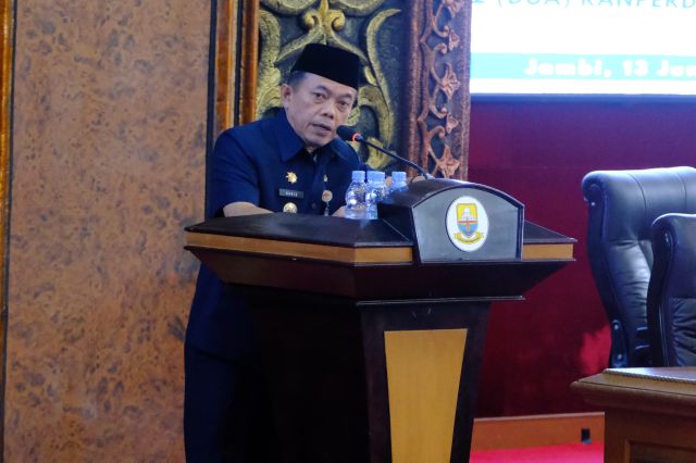 Berikan Jawaban Pada Rapat Paripurna, Gubernur Al Haris: Tugas DPRD Mengawasi dalam Operasional Keuangan Daerah