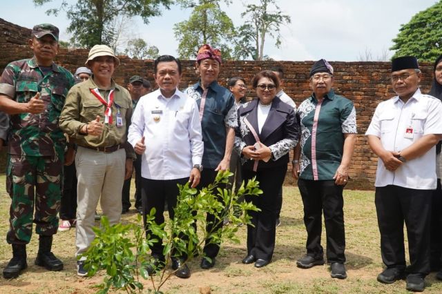 Melalui Siap Darling: Djarum Foundation Ajak Mahasiswa Tanam 11.920 Pohon dan Semak di Kawasan Percandian Muaro Jambi