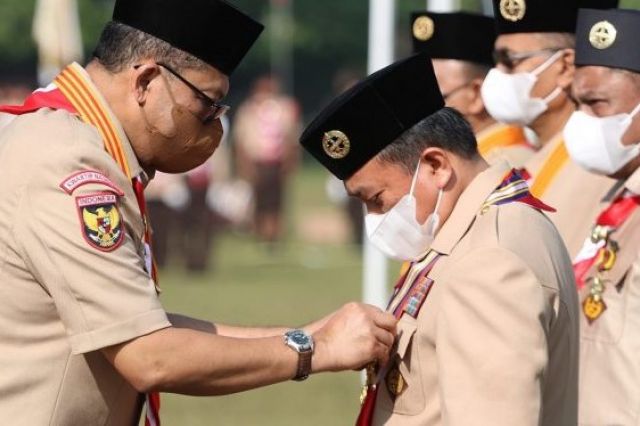 Gubernur Al Haris Terima Penghargaan Lencana Pramuka Karya Bhakti