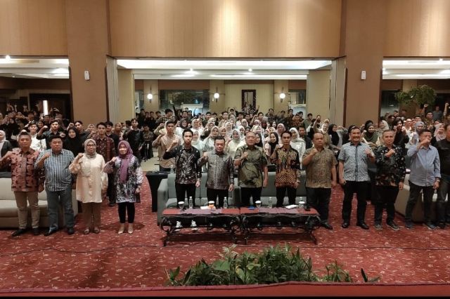 Kukuhkan Pengurus PERMAJA: Gubernur Al Haris Pesankan Mahasiswa Jambi Serius Raih Ilmu di Sumbar