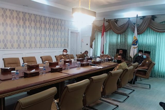 Bahas Persiapan Pemilu dan Pilkada Serentak 2024, Gubernur Al Haris Hadiri Rakor Secara Vidcon