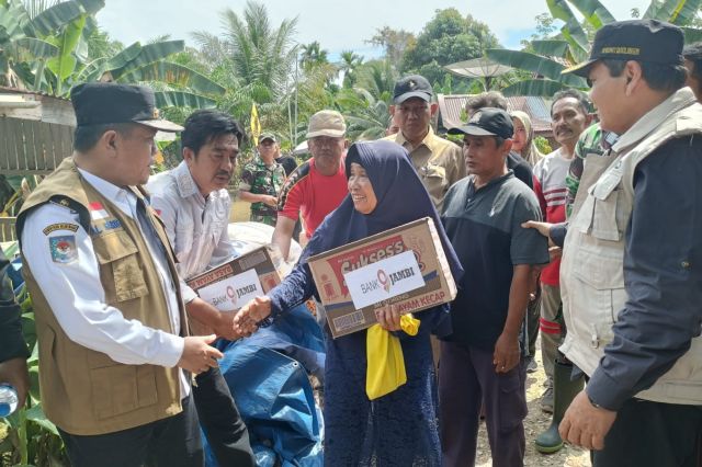 Salurkan Bantuan Korban Banjir di Mandiangin: Gubernur Al Haris Ingatkan Warga Tetap Waspada
