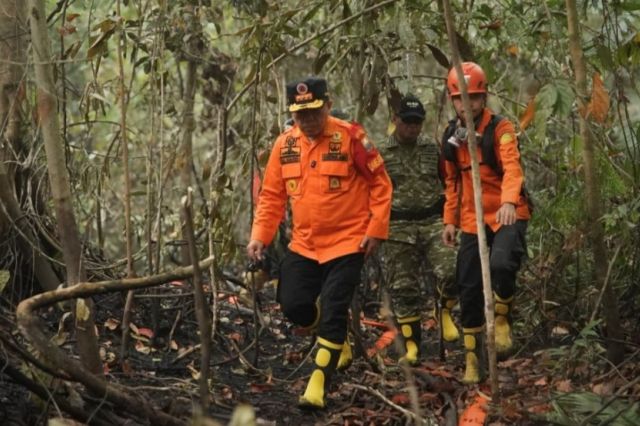 Pantau Karhutla di Medan Ekstrem: Gubernur Al Haris Salurkan Logistik dan Semangat untuk Petugas
