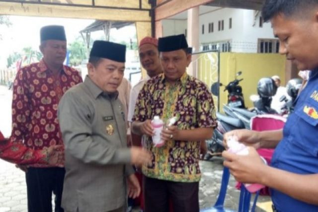 Cegah Corona, Al Haris Praktekan Pemakaian Hand Sanitizer di Acara Pernikahan