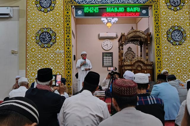 Gubernur Al Haris Subuh Berjamaah Bersama Warga di Masjid Saiful Karim Kebun Kopi