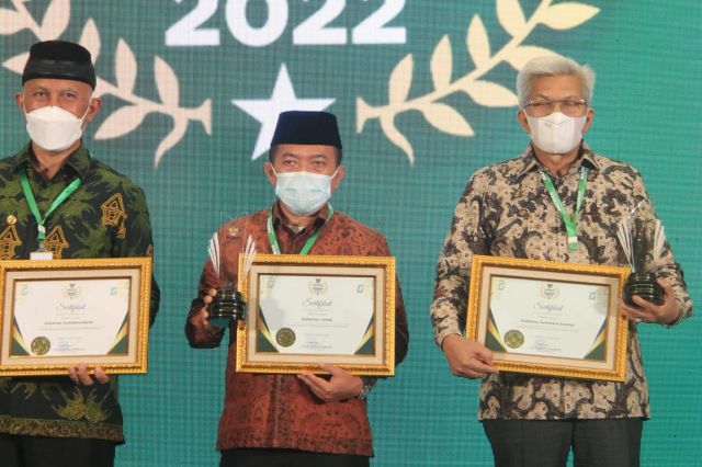 Gubernur Al Haris Terima Penghargaan Baznas Award 2022