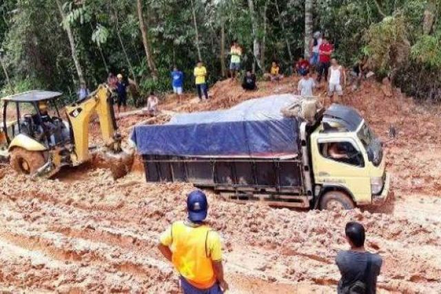 Alkal Kerahkan Alat Berat Tangani Jalan Nyaris Putus di Batangasai Sarolangun