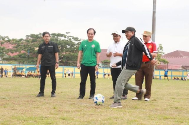 Bupati Anwar Sadat Buka Open Turnamen Piala Soeratin U-13 dan U-15 Tahun 2025