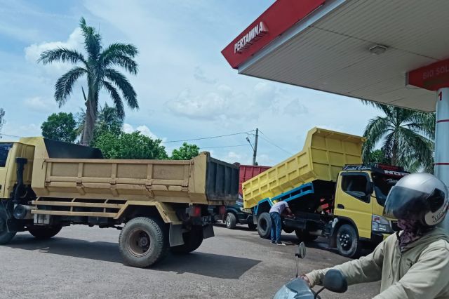 Antrean BBM Jenis Solar Masih Terjadi di Kota Jambi