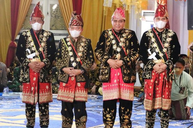 LAM Jambi Anugerahkan Gelar Adat Kepada Al Haris, Abdullah Sani dan Edi Purwanto