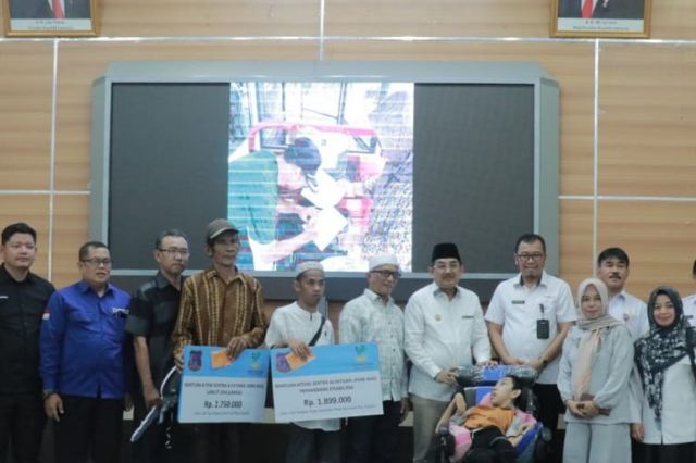 Bupati Anwar Sadat Salurkan Bantuan Program Atensi dari Kemensos