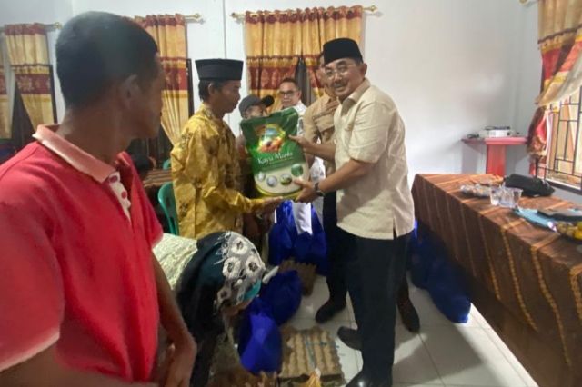 Bupati Anwar Sadat Serahkan Bansos kepada Lansia di Kuala Betara
