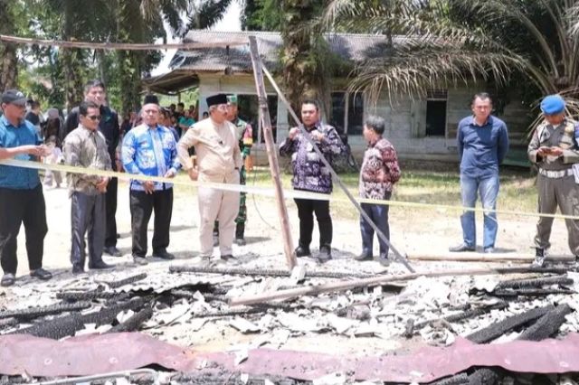 Bupati Anwar Sadat Tinjau Lokasi Kebakaran di Desa Purwodadi: Serahkan Bantuan untuk Korban