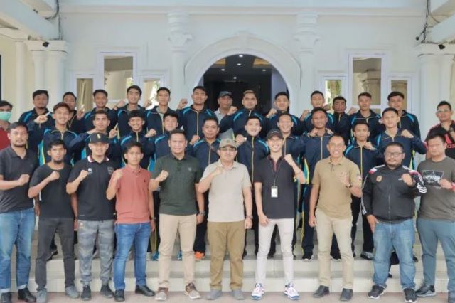 Bupati Anwar Sadat Lepas Tim Sepak Bola Tanjab Barat Mengikuti Gubernur Cup 2023