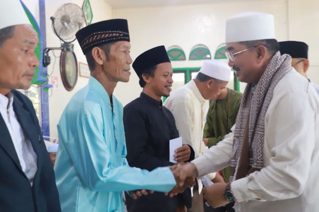 Bupati Anwar Sadat Berikan Bantuan untuk Masjid dan Anak Yatim dalam Acara Maulid Nabi di Pengabuan