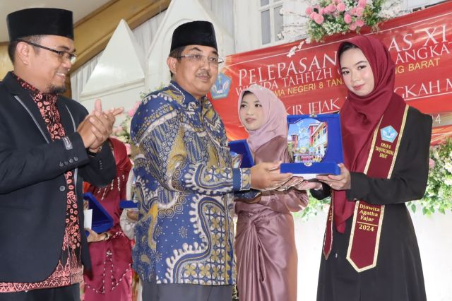 Bupati Anwar Sadat Hadiri Pelepasan Siswa Kelas XII dan Wisuda Tahfizul Qur'an Juz 30 SMAN 8 Tanjab Barat