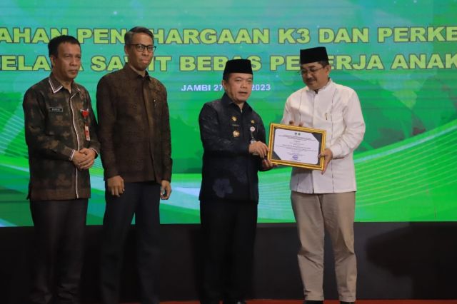 Bupati Anwar Sadat Raih Penghargaan dari Kemnaker RI