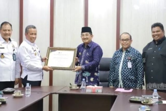 Bupati Anwar Sadat Terima Penghargaan Peduli Kekayaan Intelektual dari Kemenkumham